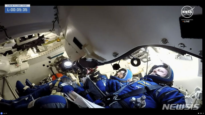 [케이프커내버럴=AP/뉴시스] 지난 6월5일 보잉 유인 우주선 스타라이너의 부치 윌모어 사령관(오른쪽)과 수니 윌리엄스 조종사가 플로리다 케이프커내버럴 우주 발사 단지의 스타라이너 캡슐 안에서 발사를 기다리고 있다. 2024.06.06.