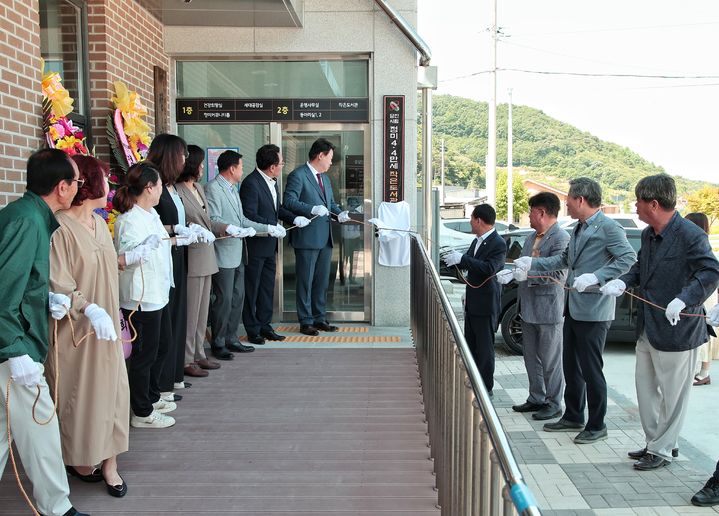 [당진=뉴시스] 지난 4일 당진시 정미면 정미로 683-12 북부사회복지관에서 관계자들이 참석한 가운데 정미4.4만세 작은도서관 현판식이 진행되고 있다. (사진=당진시 제공) 2024.06.05. *재판매 및 DB 금지