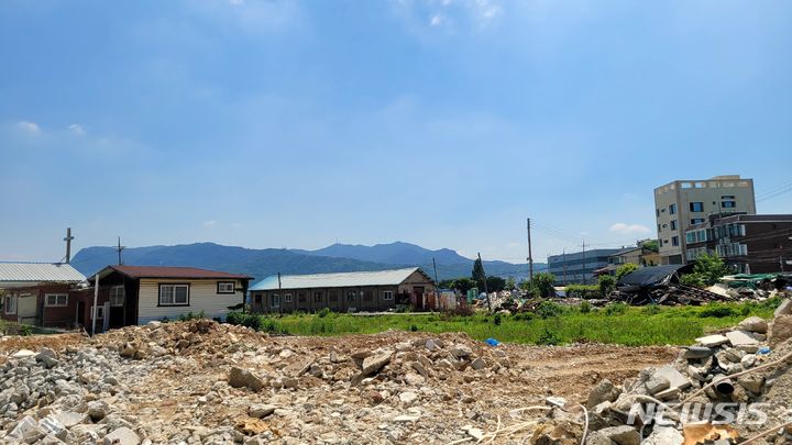 [광명=뉴시스] 문영호 기자 = 광명 구름산 도시개발지구 개발지 내 지장물 철거가 일부 이뤄진 가운데 4일 현재 아직까지 퇴거하지 않은 가구가 드문드문 보인다. 2024.06.05. sonanom@newsis.com 