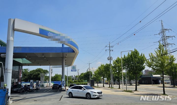 [광명=뉴시스] 문영호 기자 = 광명 구름산 도시개발지구 개발지 내 지장물 철거가 진행 중인 가운데 개발지구 내 주유소가 아직까지 영업을 하고 있다. 2024.06.05. sonanom@newsis.com 