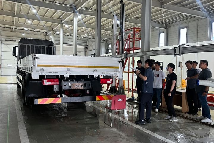 [서울=뉴시스] 한국교통안전공단 등이 지난해 6월 소규모 자동차 제작자의 인증 전문성을 향상시키고 미래차로의 전환을 지원하기 위해 실시한 '첨단특장차 미래차 전환 인력양성 교육'의 모습. (사진=교통안전공단 제공) 2024.06.05. photo@newsis.com *재판매 및 DB 금지