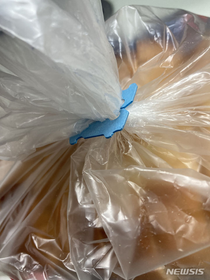 [성남=뉴시스] 성남시의 한 제빵업체가 식빵 봉투를 묶는 클립 재질을 종이(파란색)로 바꿨다. (사진=성남시 제공) 2024. 06. 05.photo@newsis.com *재판매 및 DB 금지