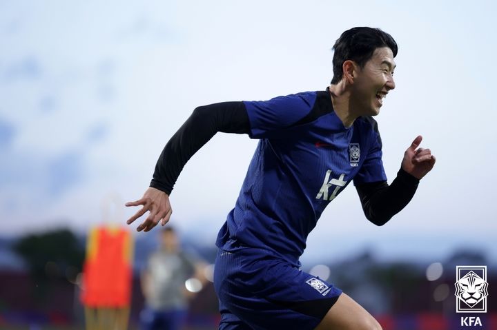 [서울=뉴시스]축구대표팀 주장 손흥민이 싱가포르 현지에서 훈련하고 있다. (사진=대한축구협회 제공)