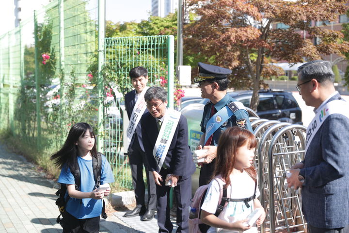 [울산=뉴시스] 울산시교육청은 5일 오전 등교시간 울산시 북구 화봉초등학교 정문 등 주변에서 민·관·경과 함께 교통안전 홍보(캠페인)를 했다. *재판매 및 DB 금지