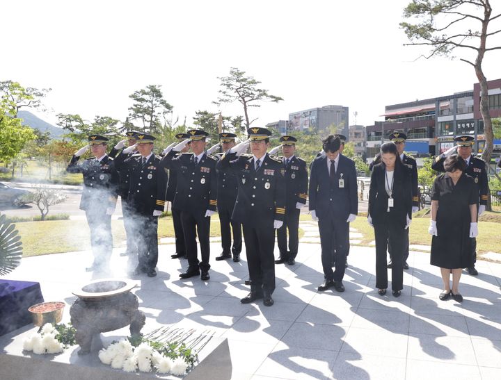 경북경찰청은 제69회 현충일을 맞아 경북호국경찰 추모공원을 찾아 참배하고 헌화했다. *재판매 및 DB 금지