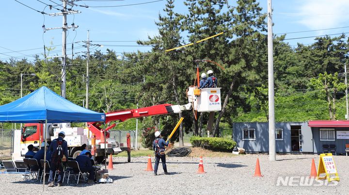 [군산=뉴시스]윤난슬 기자 = 한국전력공사 군산지사는 전북 군산시 소룡동 내초변전소 내에 위치한 한전 전북 트레이닝센터(전기공사 공법 및 기능 직무능력 향상 교육센터)에서 'KEPCO 새내기를 위한 전력 설비 견학·체험 프로그램'을 운영한다고 5일 밝혔다.(사진=한전 전북본부 제공) 