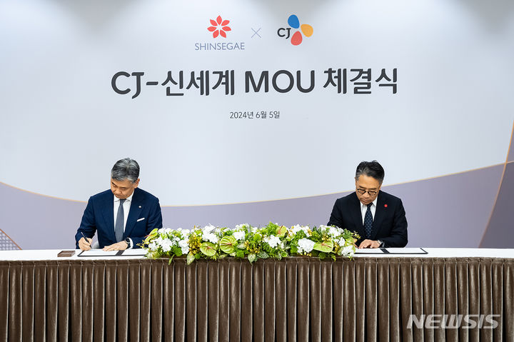 [서울=뉴시스] 5일 CJ인재원에서 진행한 'CJ-신세계 사업제휴 합의서 체결식'에서 김홍기 CJ주식회사 대표와 임영록 신세계그룹 경영전략실장이 전략적 사업제휴 합의서에 사인을 하고있다. (사진= CJ그룹, 신세계그룹 제공)