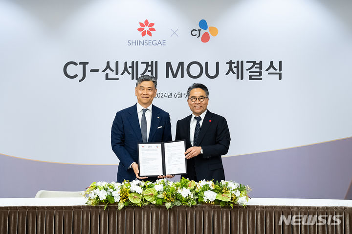 [서울=뉴시스] 5일 CJ인재원에서 진행한 "CJ-신세계 사업제휴 합의서 체결식"에서 김홍기 CJ주식회사 대표와 임영록 신세계그룹 경영전략실장이 전략적 사업제휴 합의서 체결 후 기념사진을 촬영하고 있다.(사진= CJ그룹, 신세계그룹 제공) 