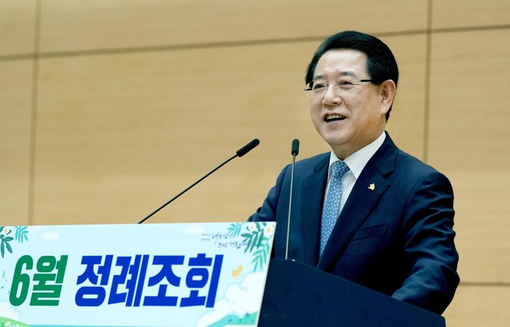 [무안=뉴시스] 송창헌 기자 = 김영록 전남지사가 5일 오전 도청 왕인실에서 열린 '공감과 소통을 위한 6월 정례조회'에서 민선 8기 도정 주요 성과를 발표하고 직원들을 격려하고 있다. (사진=전남도 제공) 2024.06.05 photo@newsis.com *재판매 및 DB 금지