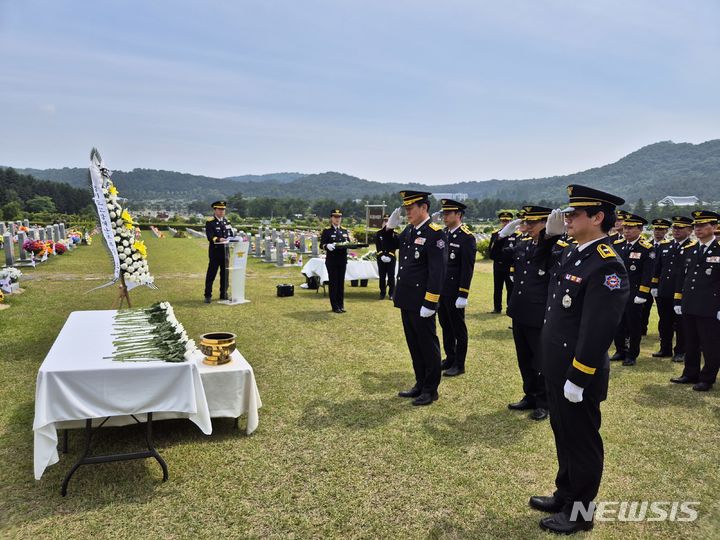 [수원=뉴시스] 5일 경기도소방재난본부가 제69회 현충일을 기념해 국립대전현충원에서 순직 소방공무원 추모행사를 진행했다. (사진=경기도소방재난본부 제공) 2024.6.5. photo@newsis.com *재판매 및 DB 금지