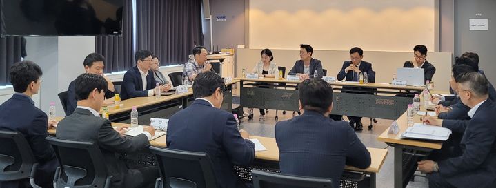 [서울=뉴시스] 김규철 국토교통부 주택토지실장(오른쪽 두 번째이 5일 오전 10시 한국리츠협회에서 건설·증권·자산운용 업계와 간담회를 열고 업계의 의견을 듣고 있다. (사진=국토부 제공) 2024.06.05. photo@newsis.com *재판매 및 DB 금지