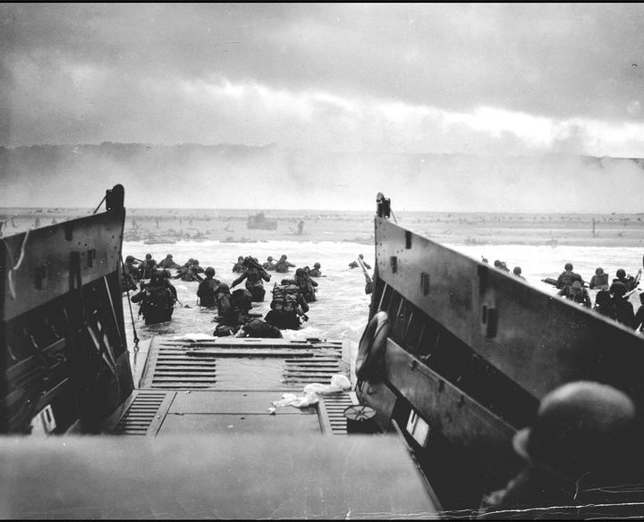 1944년 6월 노르망디 상륙작전이 전개된 5개의 해변 중 오마하 해변으로 연합군 병사들이 오르고 있다. (사진출처 위키피디아). 2024.06.06. *재판매 및 DB 금지