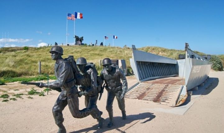 [서울=뉴시스] 프랑스 북서부 노르망디의 '오마하 해변' 상륙지점에 연합군이 상륙작전을 모습을 형상화한 조형물이 설치되어 있다. (사진출처 노르망디 전투 상륙작전 기념관 홈페이지).2024.06.06. *재판매 및 DB 금지