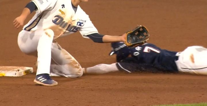 [서울=뉴시스] 4일 두산 베어스-NC 다이노스 경기에서 9회초 이유찬의 도루 장면. (사진 = 티빙 중계 영상 캡처) *재판매 및 DB 금지