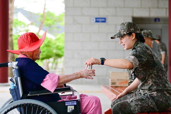 [광주=뉴시스] 공군 제1전투비행단 장병들은 5일 호국보훈의 달을 맞아 국가유공자와 지역 어르신의 보훈유적지 탐방 이동 지원 활동을 펼쳤다. (사진 = 제1전투비행단 제공) 2024.06.05. photo@newsis.com *재판매 및 DB 금지