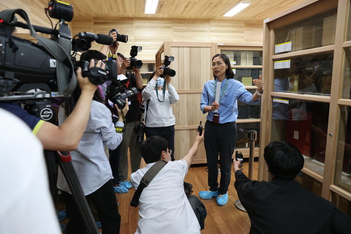 [서울=뉴시스] 5일 열린 국립고궁박물관 수장고 언론공개회 (사진=국가유산청 제공) 2024.06.06.,photo@newsis.com *재판매 및 DB 금지