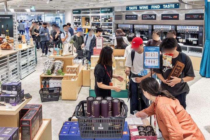 [서울=뉴시스] 롯데마트는 보틀벙커가 체험형 콘텐츠를 통해 고객 취향에 맞는 와인과 양주를 제공함으로써 주당들의 성지로 자리 잡았다고 6일 밝혔다. (사진=롯데마트 제공) *재판매 및 DB 금지