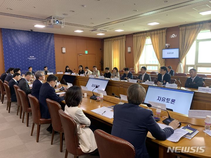 [서울=뉴시스] 외교부는 5일 홍석인 재외국민보호·영사 분야 정부대표 주재로 '2024년 상반기 여행업계 안전간담회'를 개최했다. (사진= 외교부 제공)