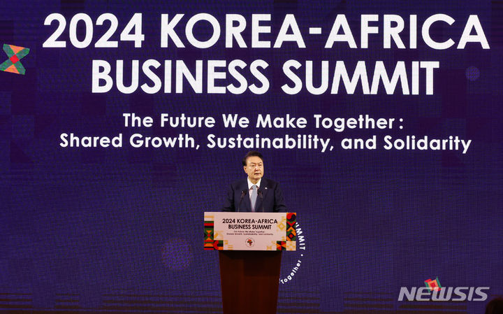 [서울=뉴시스] 최진석 기자 = 윤석열 대통령이 5일 서울 중구 롯데호텔에서 열린 2024 한-아프리카 비즈니스 서밋에서 기조연설하고 있다. 2024.06.05. myjs@newsis.com