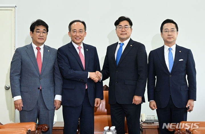 [서울=뉴시스] 권창회 기자 = 추경호 국민의힘 원내대표와 박찬대 더불어민주당 원내대표가 5일 오전 서울 여의도 국회에서 양당 원내대표 회동에 앞서 기념촬영을 하고 있다. (공동취재) 2024.06.05. photo@newsis.com