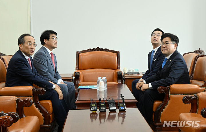 [서울=뉴시스] 권창회 기자 = 추경호 국민의힘 원내대표와 박찬대 더불어민주당 원내대표가 5일 오전 서울 여의도 국회에서 회동하고 있다. (공동취재) 2024.06.05. photo@newsis.com