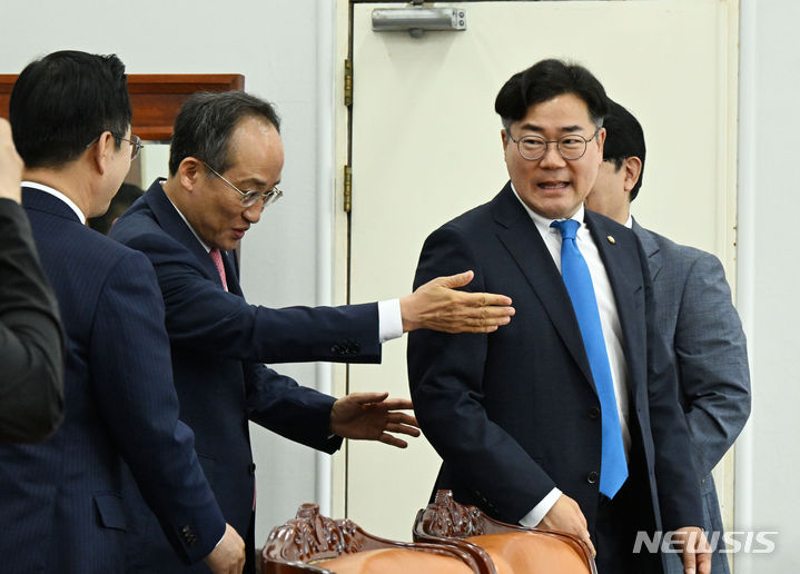 [서울=뉴시스] 권창회 기자 = 추경호 국민의힘 원내대표와 박찬대 더불어민주당 원내대표가 5일 오전 서울 여의도 국회에서 회동하고 있다. (공동취재) 2024.06.05. photo@newsis.com