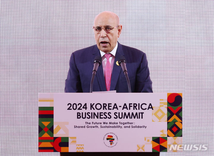 [서울=뉴시스] 최진석 기자 = 아프리카연합(AU) 의장인 모하메드 울드 셰이크 엘 가즈아니 모리타니아 대통령이 5일 서울 중구 롯데호텔에서 열린 2024 한-아프리카 비즈니스 서밋에서 기조연설을 하고 있다. 2024.06.05. myjs@newsis.com