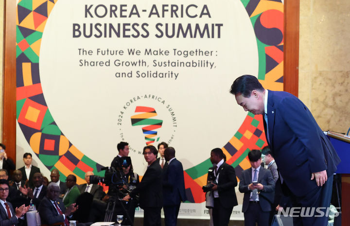 [서울=뉴시스] 최진석 기자 = 윤석열 대통령이 5일 서울 중구 롯데호텔에서 열린 2024 한-아프리카 비즈니스 서밋에서 기조연설에 앞서 인사하고 있다. 2024.06.05. myjs@newsis.com