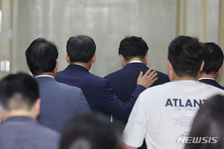 [서울=뉴시스] 권창회 기자 = 추경호 국민의힘 원내대표와 박찬대 더불어민주당 원내대표가 5일 오전 서울 여의도 국회에서 원 구성 등 22대 국회 개원 관련 협상을 위한 양당 원내대표 회동을 마치고 이동하고 있다. 2024.06.05. kch0523@newsis.com