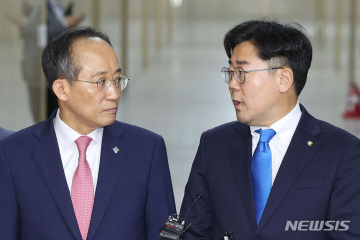 [서울=뉴시스] 권창회 기자 = 박찬대 더불어민주당 원내대표가 5일 오전 서울 여의도 국회에서 원 구성 등 22대 국회 개원 관련 협상을 위한 양당 원내대표 회동을 마치고 발언하고 있다. 2024.06.05. kch0523@newsis.com