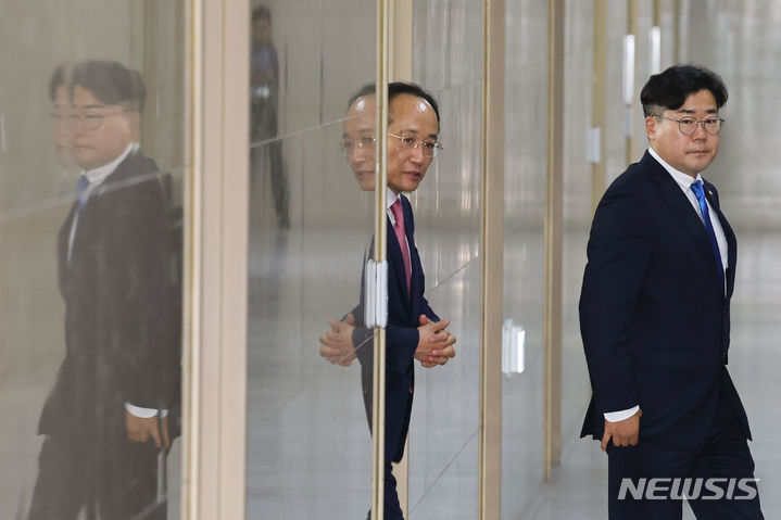 [서울=뉴시스] 권창회 기자 = 추경호 국민의힘 원내대표와 박찬대 더불어민주당 원내대표가 5일 오전 서울 여의도 국회에서 원 구성 등 22대 국회 개원 관련 협상을 위한 양당 원내대표 회동을 마치고 나오고 있다. 2024.06.05. kch0523@newsis.com