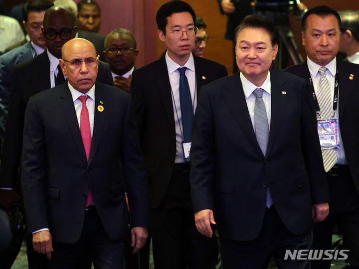 [서울=뉴시스] 최진석 기자 = 윤석열 대통령과 아프리카연합(AU) 의장인 모하메드 울드 셰이크 엘 가즈아니 모리타니아 대통령이 5일 서울 중구 롯데호텔에서 열린 2024 한-아프리카 비즈니스 서밋에 참석하고 있다. 2024.06.05. myjs@newsis.com