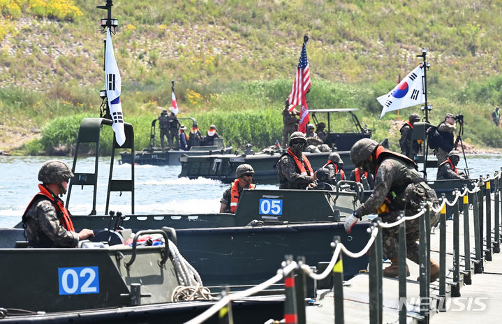 [여주=뉴시스] 김종택기자 = 한미연합 제병협동 도하훈련이 실시된 5일 경기도 여주시 연양동 남한강 일대에서 한미장병들이 부교를 설치하고 있다. 이날 훈련에는 육군 7공병여단과 2항공여단 301항공대대, 2기갑여단 기계화보병대대, 미2사단/한미연합사단 등 590여명이 참가했다. 2024.06.05. jtk@newsis.com