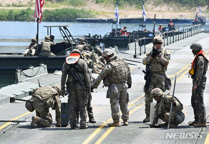 [여주=뉴시스] 김종택기자 = 한미연합 제병협동 도하훈련이 실시된 5일 경기도 여주시 연양동 남한강 일대에서 한미장병들이 부교를 설치하고 있다. 이날 훈련에는 육군 7공병여단과 2항공여단 301항공대대, 2기갑여단 기계화보병대대, 미2사단/한미연합사단 등 590여명이 참가했다. 2024.06.05. jtk@newsis.com