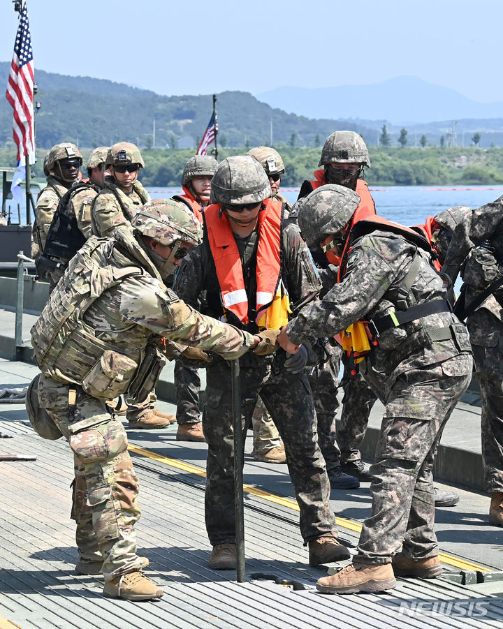 [여주=뉴시스] 김종택기자 = 한미연합 제병협동 도하훈련이 실시된 5일 경기도 여주시 연양동 남한강 일대에서 한미장병들이 부교를 설치하고 있다. 이날 훈련에는 육군 7공병여단과 2항공여단 301항공대대, 2기갑여단 기계화보병대대, 미2사단/한미연합사단 등 590여명이 참가했다. 2024.06.05. jtk@newsis.com