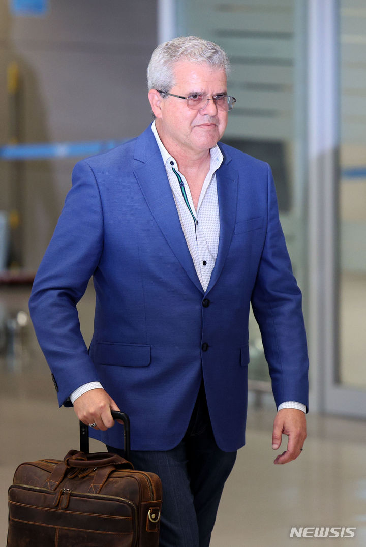 [인천공항=뉴시스] 김선웅 기자 = 포항 앞바다에 대규모 석유·가스 매장 가능성이 있다고 분석한 미국 심해 기술평가 기업 액트지오의 대표 비토르 아브레우 박사가 5일 인천국제공항을 통해 입국하고 있다. 아브레우 박사는 방한 기간 중 석유공사에 자문을 제공하고 별도 기자회견을 통해 광구평가 관련 사항을 설명할 예정이다. 2024.06.05. mangusta@newsis.com