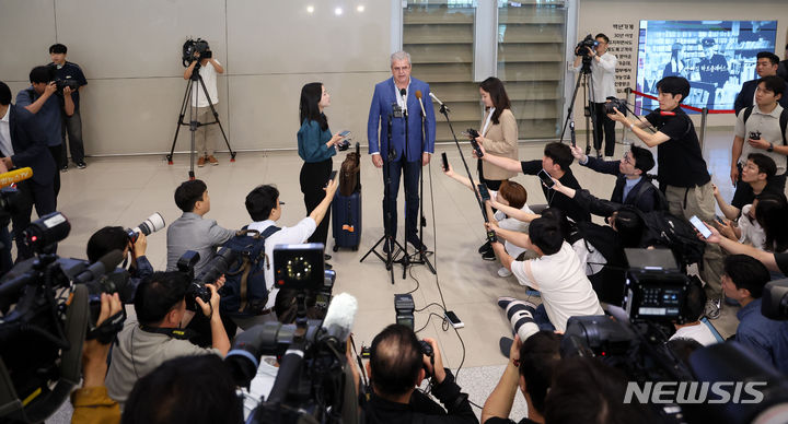 [인천공항=뉴시스] 김선웅 기자 = 포항 앞바다에 대규모 석유·가스 매장 가능성이 있다고 분석한 미국 심해 기술평가 기업 액트지오의 대표 비토르 아브레우 박사가 5일 인천국제공항을 통해 입국해 취재진과 질의응답을 하고 있다. 아브레우 박사는 방한 기간 중 석유공사에 자문을 제공하고 별도 기자회견을 통해 광구평가 관련 사항을 설명할 예정이다. 2024.06.05. mangusta@newsis.com