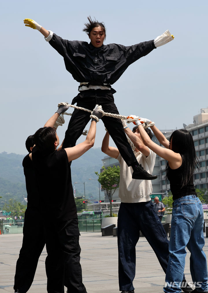 [서울=뉴시스] 이영환 기자 = 5일 오전 서울 종로구 광화문광장에서 무용수와 시민들이 야생동물 게릴라 퍼포먼스 '공생'을 진행하고 있다.   녹색연합은 환경의 날을 맞아 자연의 권리 퍼포먼스 '공생'을 진행하며 우리나라의 많은 보호지역과 동식물들이 법인격을 부여받고 우리와 함께 안전하게 살아갈 수 있는 토대를 마련하자는 메시지를 담고 있다고 전했다.  2024.06.05. 20hwan@newsis.com