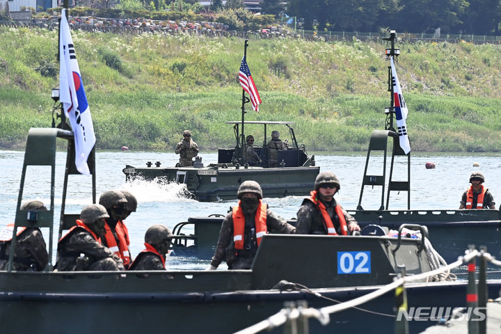 [여주=뉴시스] 김종택기자 = 한미연합 제병협동 도하훈련이 실시된 5일 경기도 여주시 연양동 남한강 일대에서 한미장병들이 부교를 설치하고 있다. 이날 훈련에는 육군 7공병여단과 2항공여단 301항공대대, 2기갑여단 기계화보병대대, 미2사단/한미연합사단 등 590여명이 참가했다. 2024.06.05. jtk@newsis.com