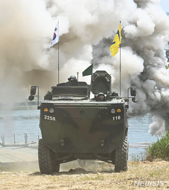 [여주=뉴시스] 김종택 기자 = 한미연합 제병협동 도하훈련이 실시된 5일 경기도 여주시 연양동 남한강 일대에서 K808 장갑차가 연막을 뚫고 문교를 건너고 있다. 이날 훈련에는 육군 7공병여단과 2항공여단 301항공대대, 2기갑여단 기계화보병대대, 미2사단/한미연합사단 등 590여명이 참가했다. 2024.06.05. jtk@newsis.com