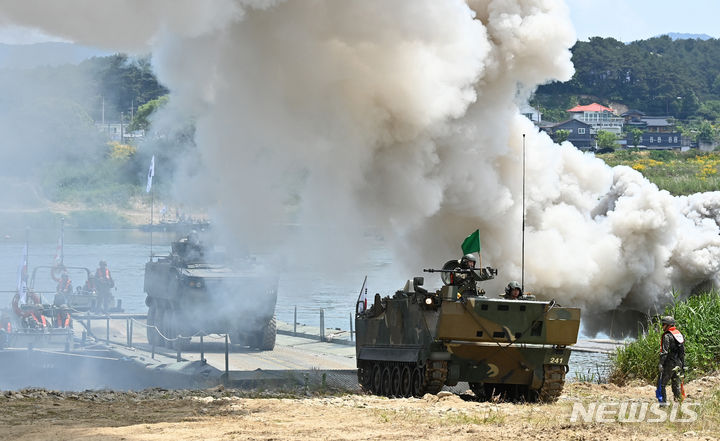 [여주=뉴시스] 김종택 기자 = 한미연합 제병협동 도하훈련이 실시된 5일 경기도 여주시 연양동 남한강 일대에서 K200 장갑차가 연막을 뚫고 문교를 건너고 있다. 이날 훈련에는 육군 7공병여단과 2항공여단 301항공대대, 2기갑여단 기계화보병대대, 미2사단/한미연합사단 등 590여명이 참가했다. 2024.06.05. jtk@newsis.com