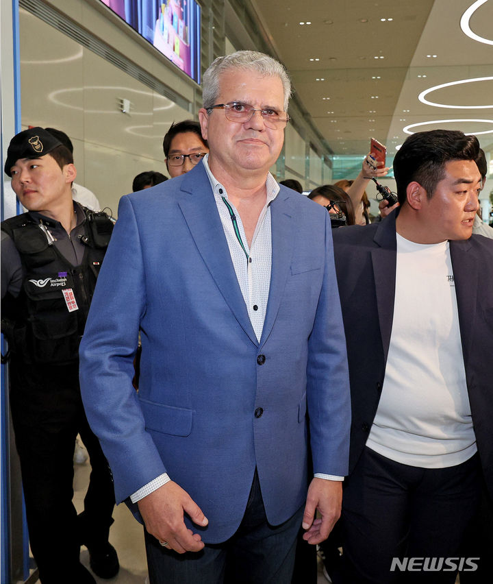 [인천공항=뉴시스] 김선웅 기자 = 포항 앞바다에 대규모 석유·가스 매장 가능성이 있다고 분석한 미국 심해 기술평가 기업 액트지오의 대표 비토르 아브레우 박사가 5일 인천국제공항을 통해 입국하고 있다. 아브레우 박사는 방한 기간 중 석유공사에 자문을 제공하고 별도 기자회견을 통해 광구평가 관련 사항을 설명할 예정이다. (공동취재) 2024.06.05. photo@newsis.com
