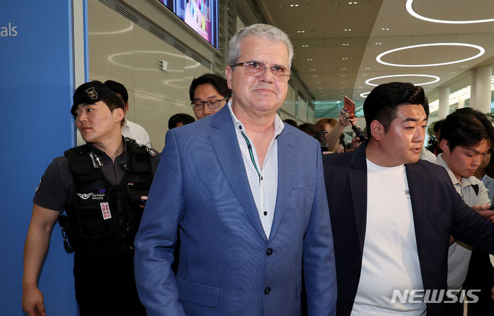 [인천공항=뉴시스] 김선웅 기자 = 포항 앞바다에 대규모 석유·가스 매장 가능성이 있다고 분석한 미국 심해 기술평가 기업 액트지오의 대표 비토르 아브레우 박사가 5일 인천국제공항을 통해 입국하고 있다. 아브레우 박사는 방한 기간 중 석유공사에 자문을 제공하고 별도 기자회견을 통해 광구평가 관련 사항을 설명할 예정이다. (공동취재) 2024.06.05. photo@newsis.com