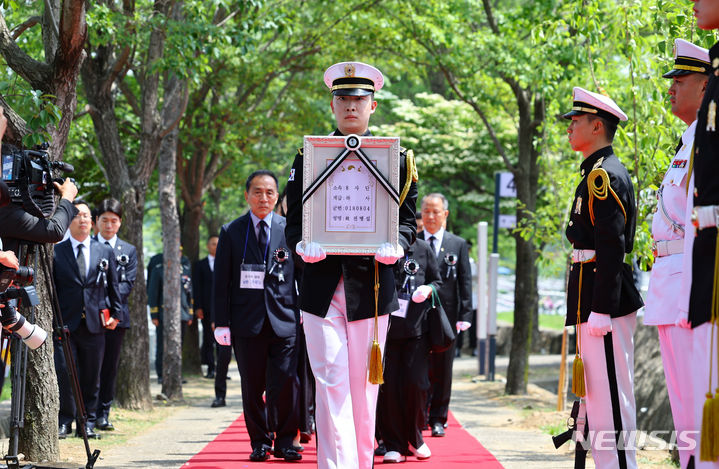 [서울=뉴시스] 황준선 기자 = 5일 오전 서울 동작구 국립서울현충원에서 열린 호국의 형제 안장식에서 故 전병섭 하사의 영정과 유해가 봉송되고 있다. 2024.06.05. hwang@newsis.com