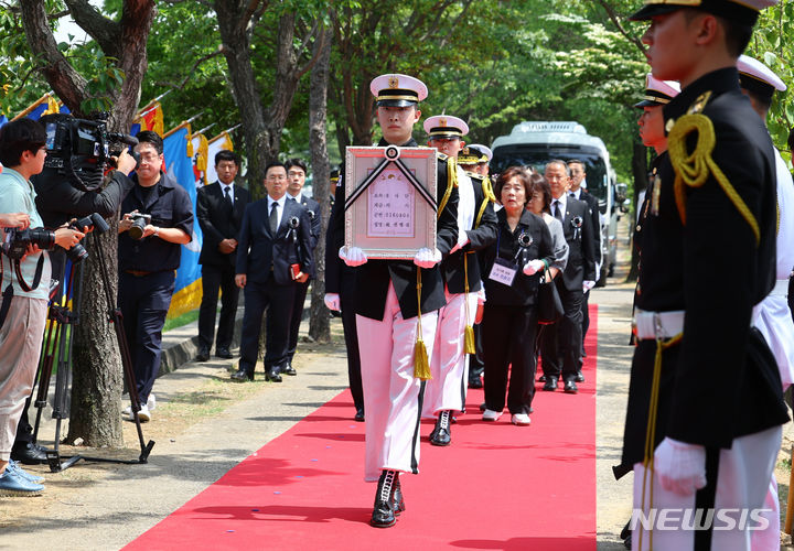 [서울=뉴시스] 황준선 기자 = 5일 오전 서울 동작구 국립서울현충원에서 열린 호국의 형제 안장식에서 故 전병섭 하사의 영정과 유해가 봉송되고 있다. 2024.06.05. hwang@newsis.com
