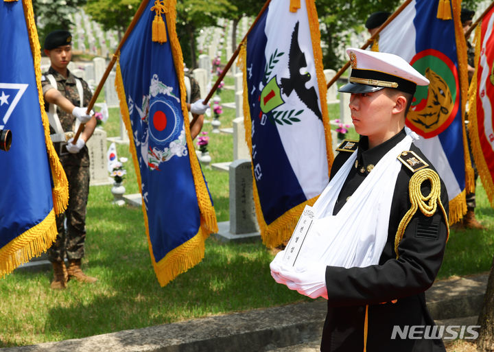 [서울=뉴시스] 황준선 기자 = 5일 오전 서울 동작구 국립서울현충원에서 열린 호국의 형제 안장식에서 故 전병섭 하사의 유해가 봉송되고 있다. 2024.06.05. hwang@newsis.com