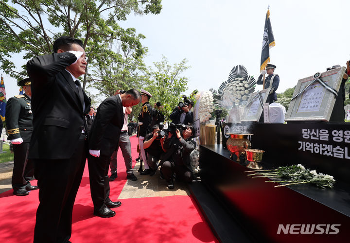 [서울=뉴시스] 황준선 기자 = 신원식 국방부 장관이 5일 오전 서울 동작구 국립서울현충원에서 열린 호국의 형제 안장식에서 故 전병섭 하사의 유해와 故 전병화 이등상사의 영정에 경례하고 있다. 2024.06.05. hwang@newsis.com