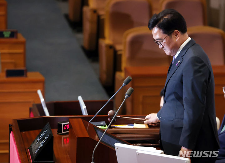 [서울=뉴시스] 조성봉 기자= 우원식 국회의장이 5일 오후 서울 여의도 국회에서 열린 제415회국회(임시회)에서 의사봉을 두드리고 있다. 2024.06.05. suncho21@newsis.com