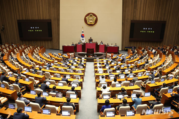 [서울=뉴시스] 고승민 기자 = 우원식 신임 국회 의장이 5일 서울 여의도 국회에서 열린 제415회국회(임시회)에서 의장 당선 인사를 하고 있다. 2024.06.05. kkssmm99@newsis.com