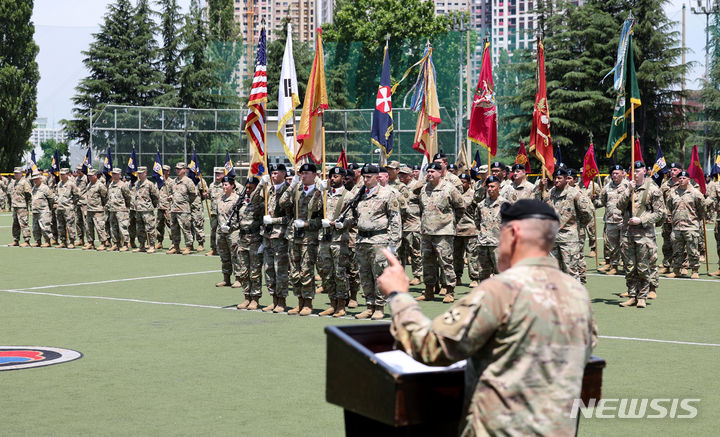 [대구=뉴시스] 이무열 기자 = 5일 대구 남구 캠프워커에서 열린 주한미군 19지원사령관 이취임식이 진행되고 있다. 2024.06.05. lmy@newsis.com